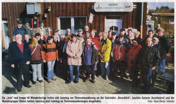 GTW_050311_rga-2 (Custom).jpg - Links vorn steht Hans Feyer, der Pächter der Gaststätte Beverblick, der, während wir uns hungrig wandern, lecker Grünkohl mit Mettwurst zubereitet.